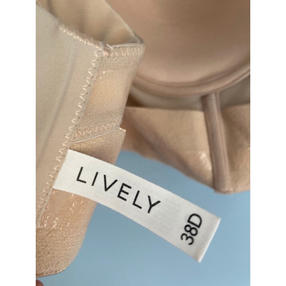 Seamless Strapless Bra in Tan - Picture 7 of 12